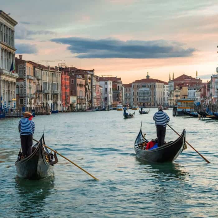 Venice: Private Gondola Ride for Up to 6 People | Romeing Shop