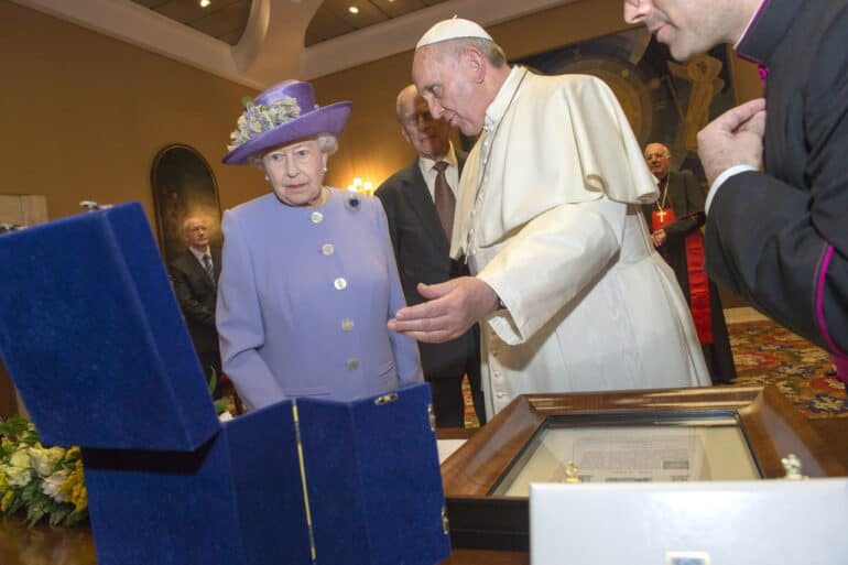 last queen elizabeth in italy with pope francis