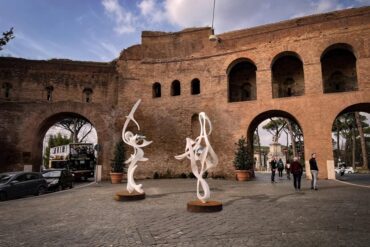 I Dioscuri tornano a Roma: scultura monumentale contemporanea a Via Veneto