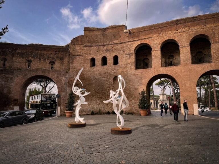 I Dioscuri tornano a Roma: scultura monumentale contemporanea a Via Veneto